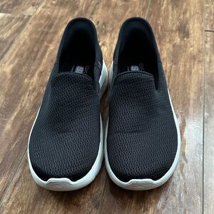 Skechers Womens Slip Ins l Black and White Hands Free Slip-On Loafers Size 8